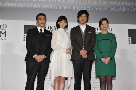 第２８回東京国際映画祭で舞台あいさつに出席した（左から）篠原哲雄（てつお）監督、本田翼さん、佐藤浩市さん、尾野真千子さん＝２０１５年１０月３１日、東京都港区。（Ｃ）２０１５桜木紫乃・小学館／「起終点駅＿ターミナル」製作委員会