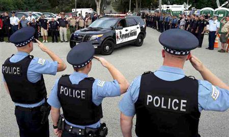 ９月２日に執り行われたチャールズ・ジョゼフ・グリニウィック警部補の葬儀。同僚警官は殉職した英雄を敬礼で見送ったが、その後の調べで地元どころか、全米をひっくり返す驚きの事実が次々と判明した＝２０１５年、米イリノイ州フォックス・レイク（ロイター）