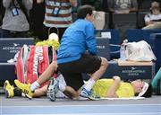 第２セットの途中、コート脇に横たわる錦織圭（にしこり・けい）＝２０１５年１１月５日、フランス・首都パリ（共同）