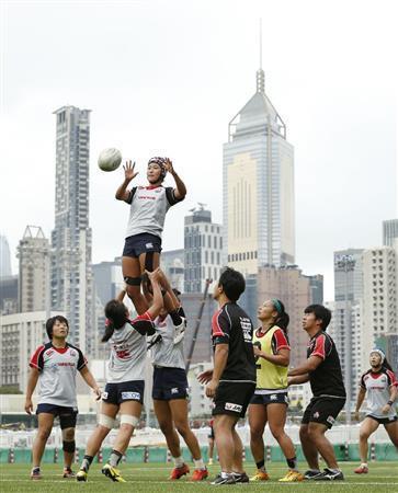 ラグビー７人制女子の五輪予選に向けた前日練習で、調整する日本代表＝２０１５年１１月６日、中国・香港（共同）