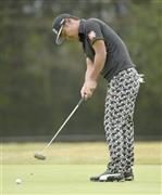 第３日、通算１０アンダーで首位に上がった谷原秀人（たにはら・ひでと）。１７番でバーディーを決める＝２０１５年１１月７日、千葉県印西市の総武ＣＣ総武（共同）