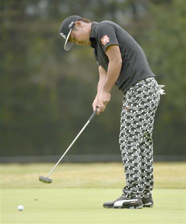 第３日、通算１０アンダーで首位に上がった谷原秀人（たにはら・ひでと）。１７番でバーディーを決める＝２０１５年１１月７日、千葉県印西市の総武ＣＣ総武（共同）