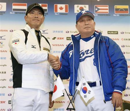 握手する日本代表の小久保裕紀（ひろき）監督（左）と韓国代表の金寅植監督＝２０１５年１１月７日、北海道札幌市内のホテル（共同）