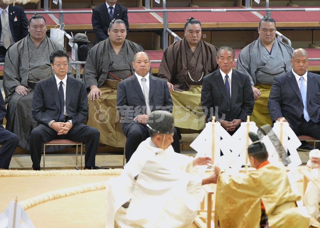 大相撲九州場所の土俵祭りに参加した（後列左から）白鵬、鶴竜（かくりゅう）、日馬富士（はるまふじ）の３横綱と大関稀勢の里（きせのさと）＝２０１５年１１月７日、福岡県福岡市博多区の福岡国際センター（共同）
