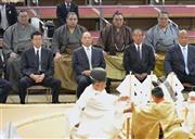 大相撲九州場所の土俵祭りに参加した（後列左から）白鵬、鶴竜（かくりゅう）、日馬富士（はるまふじ）の３横綱と大関稀勢の里（きせのさと）＝２０１５年１１月７日、福岡県福岡市博多区の福岡国際センター（共同）