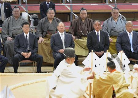 大相撲九州場所の土俵祭りに参加した（後列左から）白鵬、鶴竜（かくりゅう）、日馬富士（はるまふじ）の３横綱と大関稀勢の里（きせのさと）＝２０１５年１１月７日、福岡県福岡市博多区の福岡国際センター（共同）