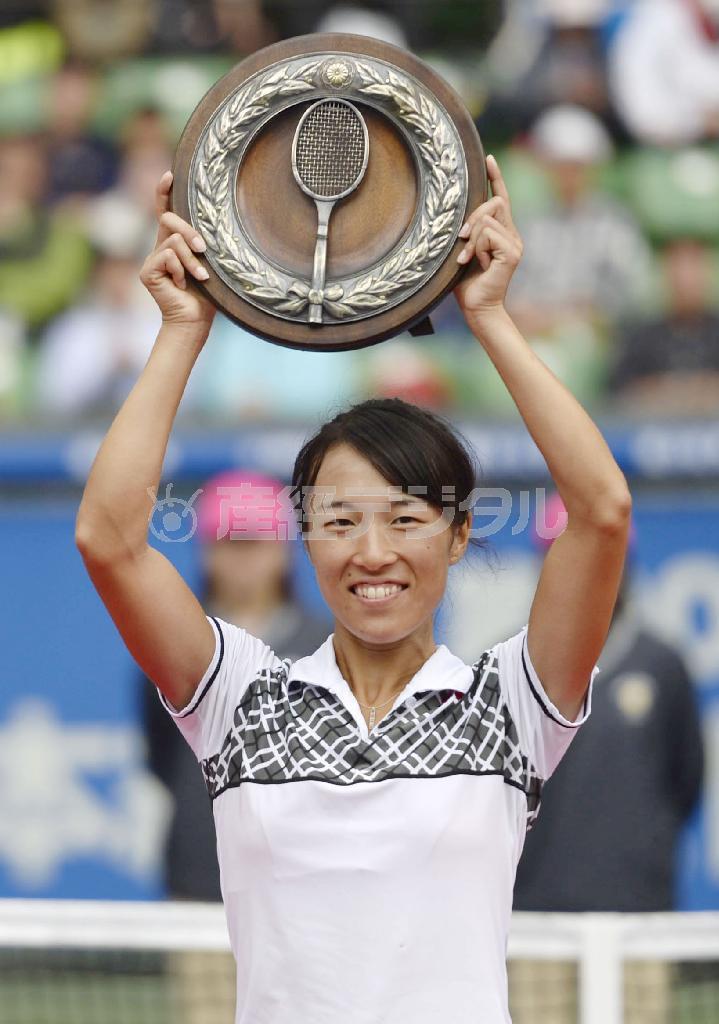 女子シングルスで優勝した桑田寛子＝２０１６年１１月７日、東京都江東区の有明コロシアム（共同）