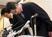 新たな不正が発覚し、記者会見で謝罪する東洋ゴム工業の役員ら＝１０月１４日、大阪市北区（門井聡撮影）