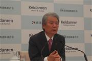 就職活動の選考時期前倒しの方針を説明する経団連の榊原定征会長＝９日、東京都千代田区（平尾孝撮影）