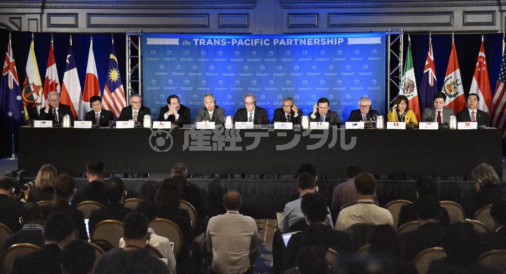 環太平洋戦略的経済連携協定（ＴＰＰ）交渉が閣僚会合で大筋合意し、共同記者会見する各国代表＝２０１５年１０月、米ジョージア州アトランタ（共同）