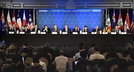 環太平洋戦略的経済連携協定（ＴＰＰ）交渉が閣僚会合で大筋合意し、共同記者会見する各国代表＝２０１５年１０月、米ジョージア州アトランタ（共同）