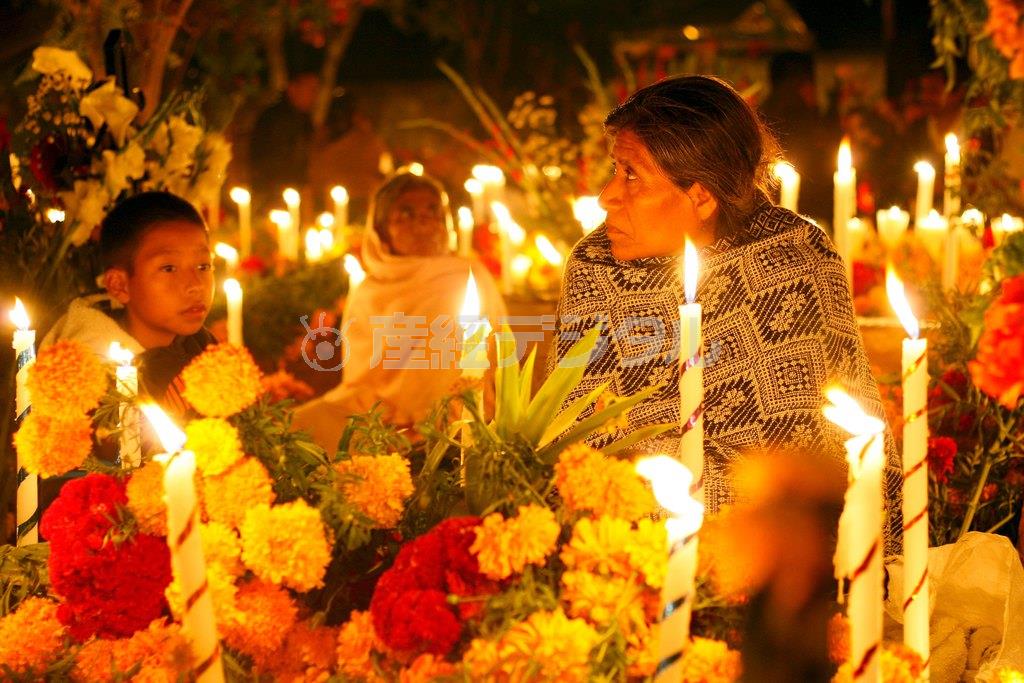 たくさんのマリーゴールドの花とろうそくで彩られた墓地は、夜なのにまぶしいくらいの明るさだ＝２０１５年１１月１日、メキシコ・オアハカ（ロイター）