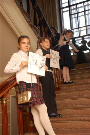 コンサート開演前、水墨画を手にした子供たちが観客を出迎えてくれた＝２０１５年１０月３１日、ロシア・首都モスクワ（黒川信雄撮影）