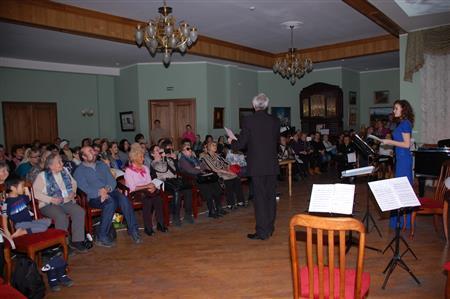 芸術図書館のホールには多くの観客が集まった＝２０１５年１０月３１日、ロシア・首都モスクワ（黒川信雄撮影）