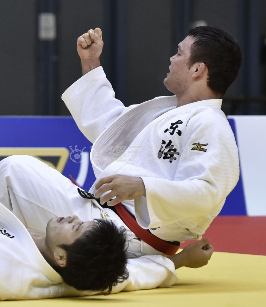 下和田（しもわだ）翔平（下）を破って初優勝を決め、ガッツポーズで喜ぶウルフ・アロン＝２０１５年１１月８日、千葉県千葉市中央区の千葉ポートアリーナ（共同）