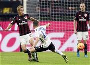 アタランタ戦の後半、競り合うＡＣミランの本田圭佑（けいすけ、左）＝２０１５年１１月７日、イタリア・ロンバルディア州ミラノ（共同）