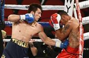 ノンタイトル１０回戦でガナー・ジャクソン（右）にパンチを浴びせる村田諒太＝２０１５年１１月７日、米ネバダ州ラスベガス（ゲッティ＝共同）