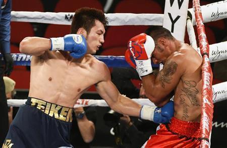 ノンタイトル１０回戦でガナー・ジャクソン（右）にパンチを浴びせる村田諒太＝２０１５年１１月７日、米ネバダ州ラスベガス（ゲッティ＝共同）