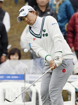 最終日、通算１１アンダーで１２位の鈴木愛。１８番でアプローチショットを放つ＝２０１５年１１月８日、三重県志摩市の近鉄賢島ＣＣ（共同）