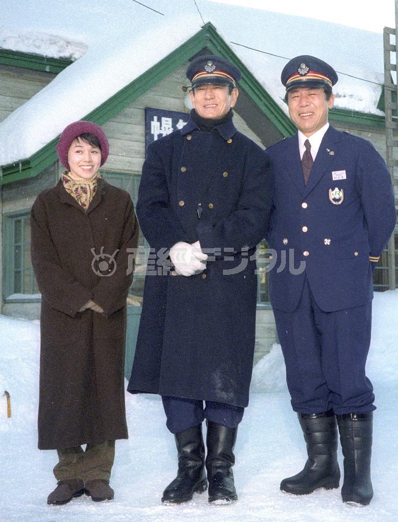 映画「鉄道員」のロケ地で記念撮影に応じる（左から）大竹しのぶさん、高倉健（けん）さん、小林稔侍（ねんじ）さん＝１９９９年１月２５日、北海道空知郡南富良野町のＪＲ根室本線・幾寅駅（郡司美香撮影）