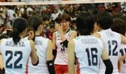 バレーボールＷ杯女子大会で中国に敗れ、涙を拭う主将の木村沙織選手（中央）。五輪切符獲得は持ち越しとなった＝２０１５年９月６日、愛知県名古屋市南区（森田達也撮影）