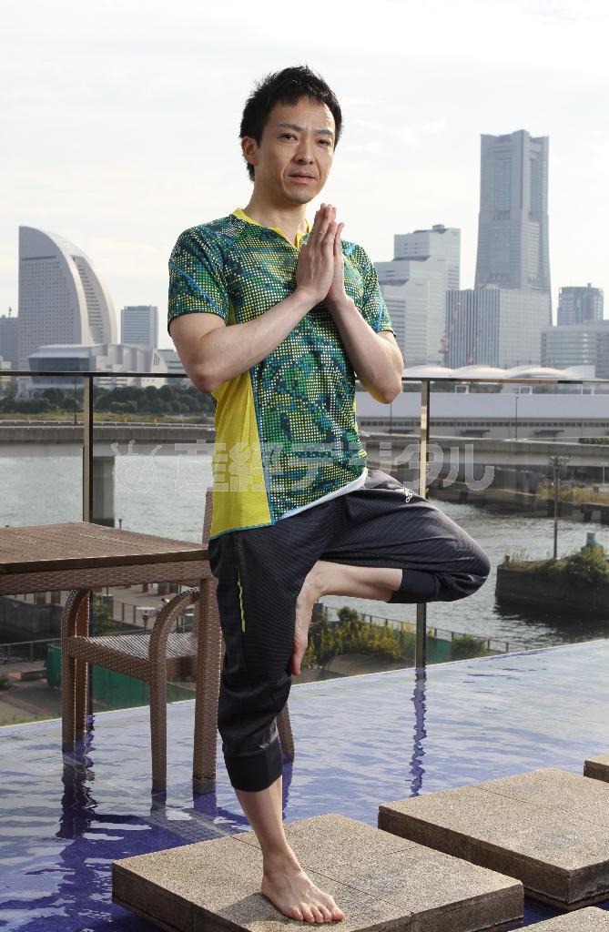 木のポーズ＝２０１５年１０月１５日、神奈川県横浜市神奈川区のインスパ横浜（田中幸美撮影）