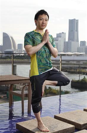 木のポーズ＝２０１５年１０月１５日、神奈川県横浜市神奈川区のインスパ横浜（田中幸美撮影）