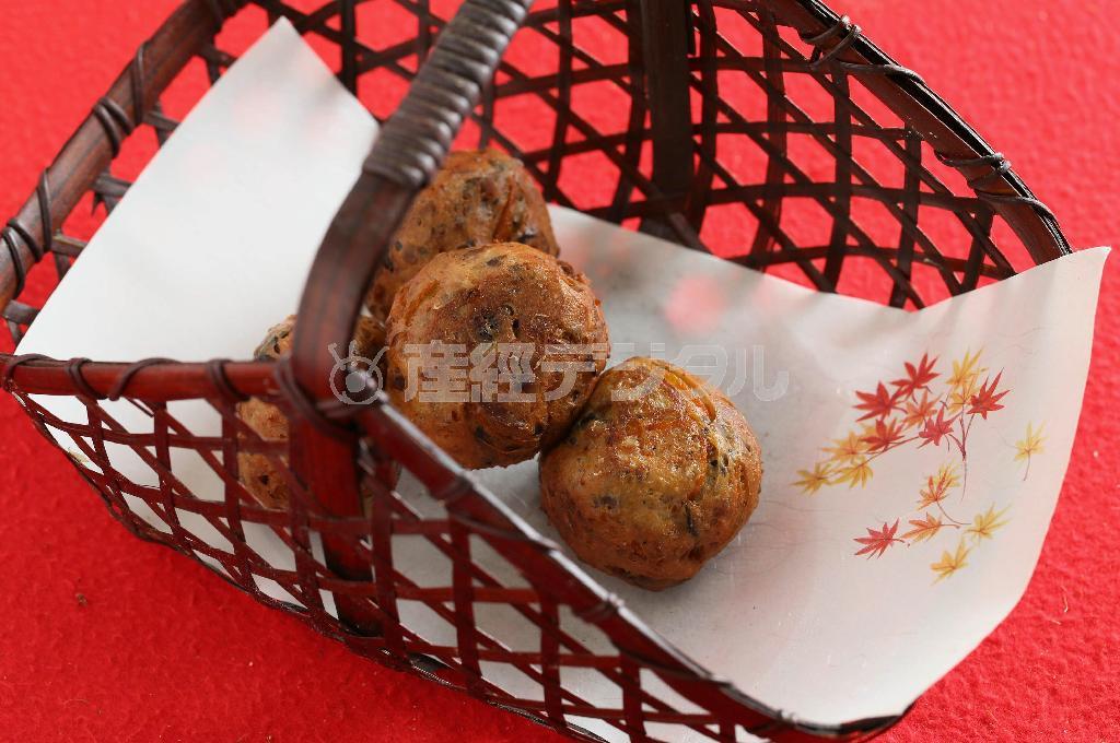 豆腐にシイタケ、黒豆などを合わせて香ばしく揚げた「ひりょうす」。中に入れる具は季節によって変える＝２０１５年１０月１６日、京都府宇治市（志儀駒貴撮影）