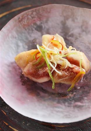熟したイチジクに、レモン風味のだしをかけて。爽やかな甘酸っぱさが口の中に広がる＝２０１５年１０月１６日、京都府宇治市（志儀駒貴撮影）