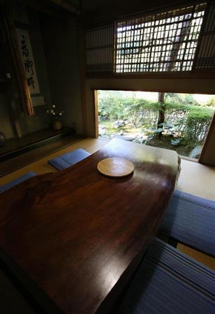 茶室の壁を打ち抜き、ガラスを入れて庭を望めるようにした四畳半の客室。時のたつのを忘れる＝２０１５年１０月１６日、京都府宇治市（志儀駒貴撮影）