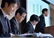会見する東芝の平田政善・代表執行役上席常務（右）＝７日午後、東京都港区の東芝本社（三尾郁恵撮影）