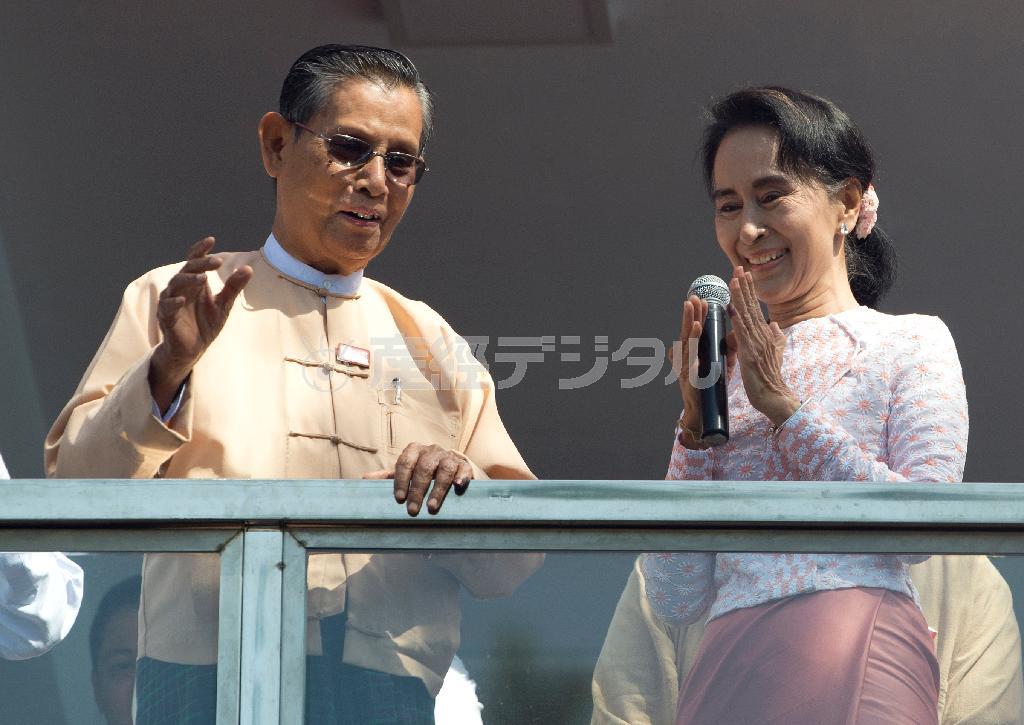 １１月９日、ミャンマー・ヤンゴンの国民民主連盟（ＮＬＤ）本部で、ティン・ウ元党副議長（左）とともに演説するアウン・サン・スー・チー党首＝２０１５年（ＡＰ）