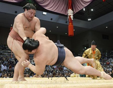 肩透かしで稀勢の里（きせのさと）を破った嘉風（よしかぜ、左）＝２０１５年１１月９日、福岡県福岡市博多区の福岡国際センター（共同）