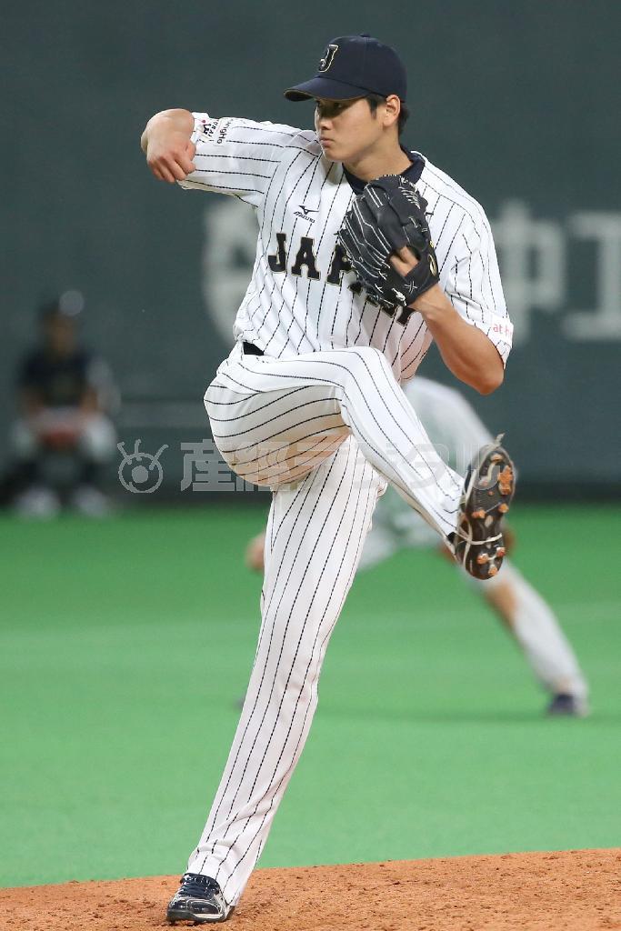 韓国戦に先発し、ダイナミックにマウンドで舞った大谷翔平＝２０１５年１１月８日、北海道札幌市豊平区の札幌ドーム（共同）