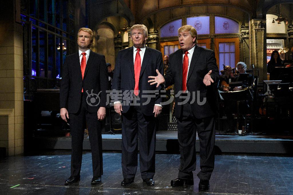 不動産王、ドナルド・トランプ氏（中央）＝２０１５年１１月７日、米ニューヨーク（ＡＰ）