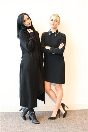 「大人が楽しめる新しいタイプのヒーロードラマです」と紹介するクリステン・リッターさん（左）とレイチェル・テイラーさん＝２０１５年１１月２日、東京都港区（高橋天地撮影）