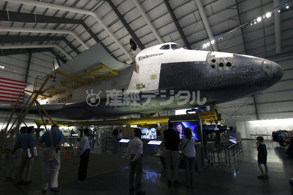スペースシャトル「エンデバー」が展示されているカリフォルニアサイエンスセンター＝２０１４年１０月１３日、米カリフォルニア州（倉谷清文さん撮影）