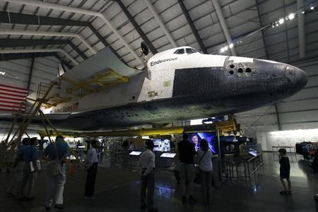 スペースシャトル「エンデバー」が展示されているカリフォルニアサイエンスセンター＝２０１４年１０月１３日、米カリフォルニア州（倉谷清文さん撮影）