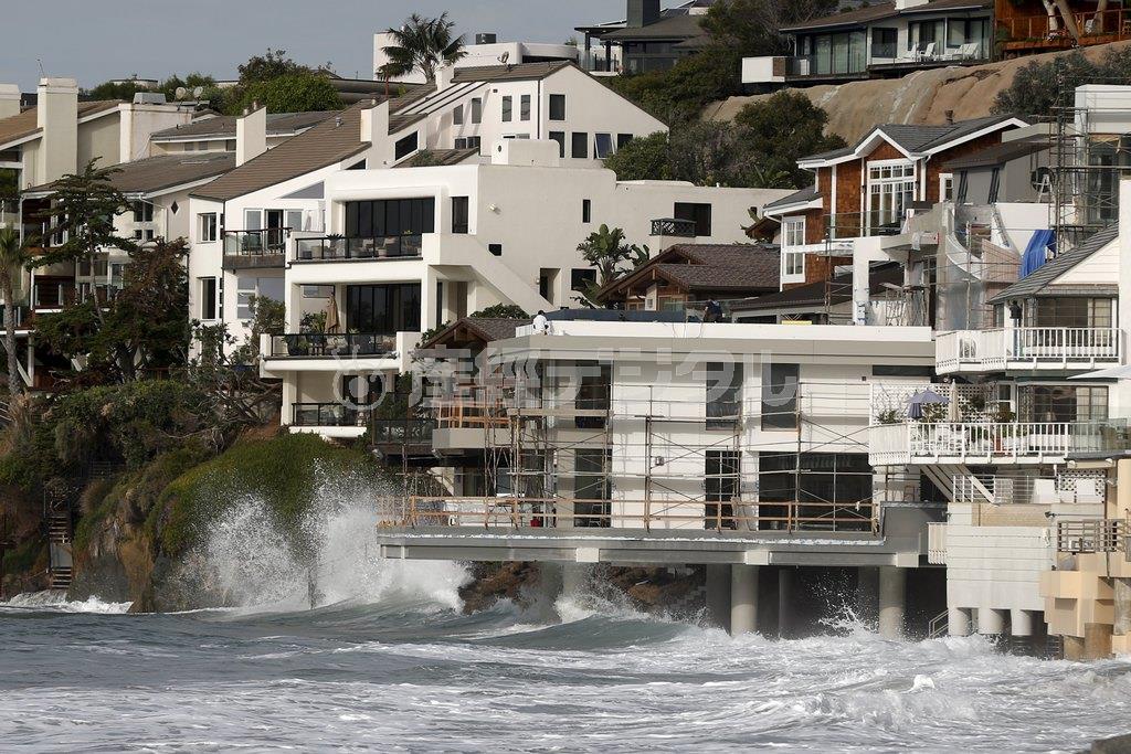 米カリフォルニア州の海岸で、住宅のそばまで押し寄せる波。このまま温暖化が続けば、世界で６億人以上が住まいを失う可能性も＝２０１５年１０月２７日（ロイター）