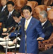 ＴＰＰなどに関する衆院予算委の閉会中審査で答弁する安倍首相＝１０日午前