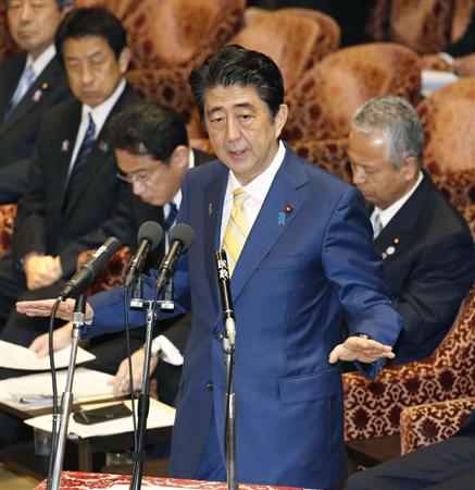 ＴＰＰなどに関する衆院予算委の閉会中審査で答弁する安倍首相＝１０日午前