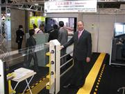 音楽館が開発したホームドアと向谷実代表＝１１日、千葉市美浜区の幕張メッセ（松村信仁撮影）