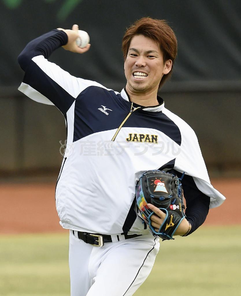 キャッチボールする前田健太＝２０１５年１１月１０日、台湾・天母（共同）