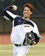 キャッチボールする前田健太＝２０１５年１１月１０日、台湾・天母（共同）