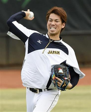 キャッチボールする前田健太＝２０１５年１１月１０日、台湾・天母（共同）