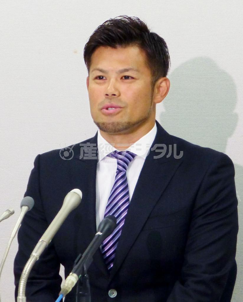 記者会見でＦＡ権の行使を表明したロッテの今江敏晃（いまえ・としあき）＝２０１５年１１月１０日、千葉県千葉市美浜区（共同）