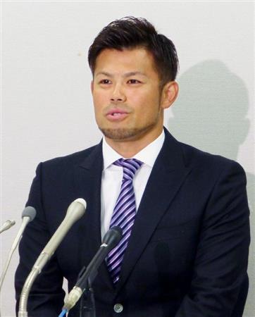 記者会見でＦＡ権の行使を表明したロッテの今江敏晃（いまえ・としあき）＝２０１５年１１月１０日、千葉県千葉市美浜区（共同）