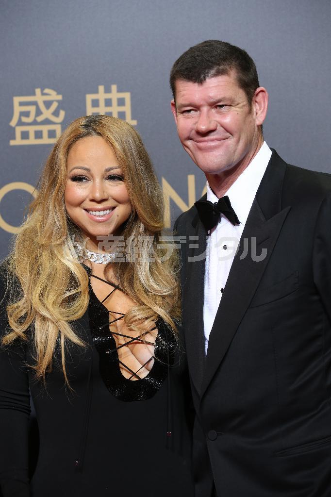 米歌手、マライア・キャリーさん（左）＝２０１５年１０月２７日、中国・マカオ（ＡＰ）