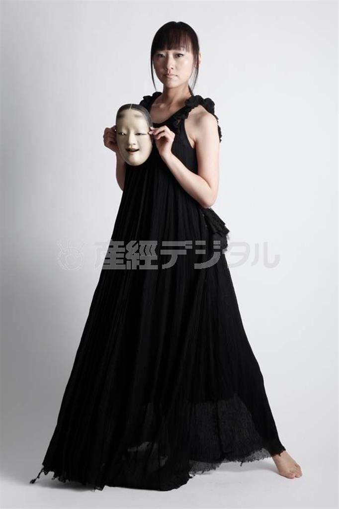 今年度は文化庁文化交流使として海外の公演も多い青木涼子さん＝２０１０年１０月１３日（提供写真）