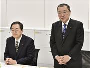 軽減税率の与党協議であいさつする自民党の宮沢税調会長。左は公明党の斉藤税調会長＝１１日午前、国会
